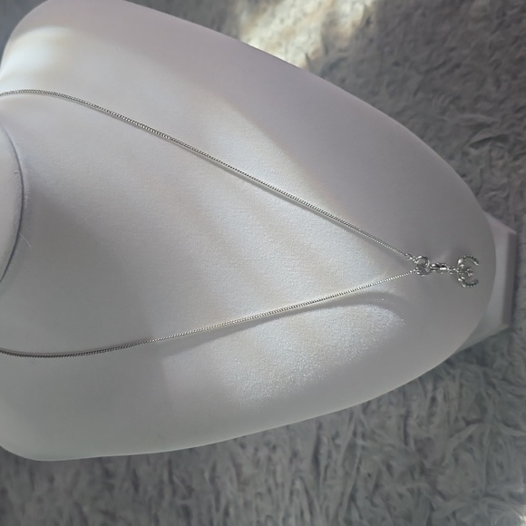 Swarovski Elegant Green & Silver Horse Shoe Necklace (NWOT)(9.5 INCHES)✨️🩶✨️ - Picture 1 of 5